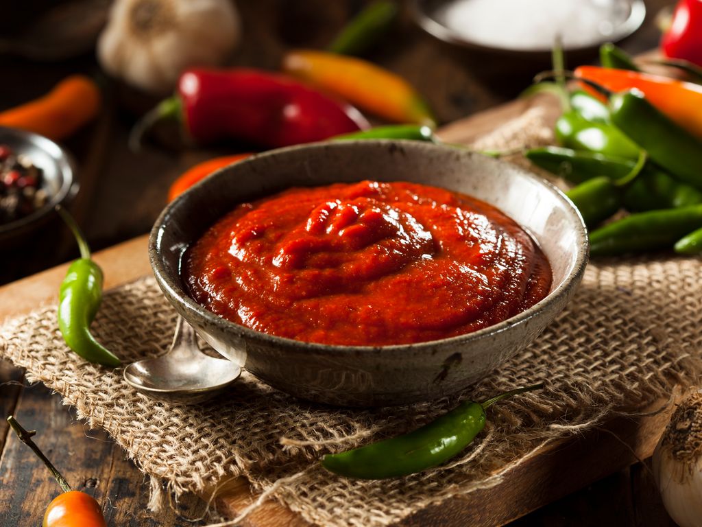 Sauce pimentée asiatique de gochujang ou sriracha. - Recette par