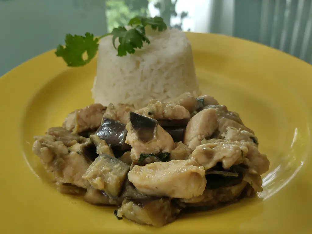 poulet au curry vert thaï et aubergines