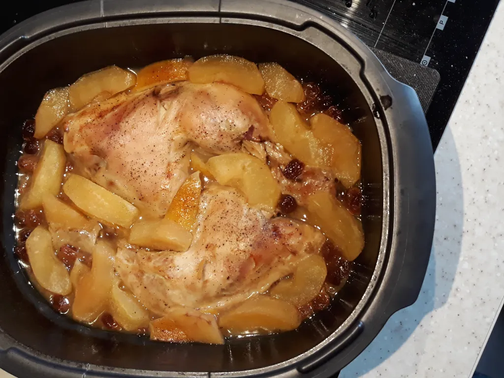 cuisses de poulet aux pommes, citron et raisins de corinthe