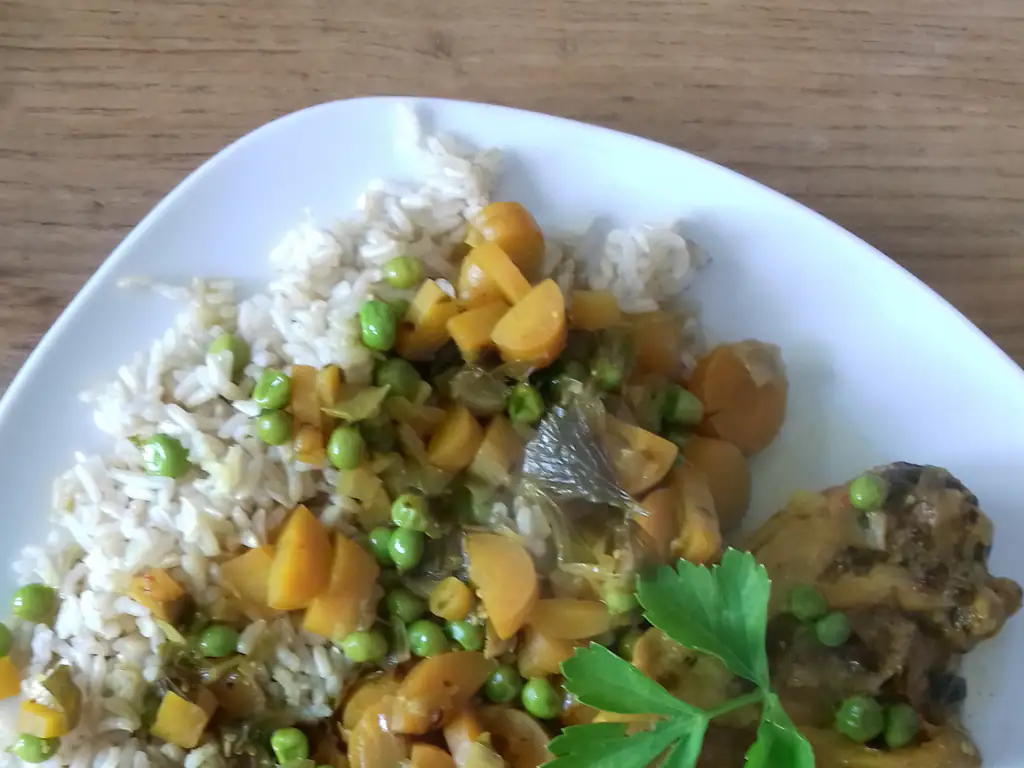 poulet aux carottes, petits pois et épices du soleil