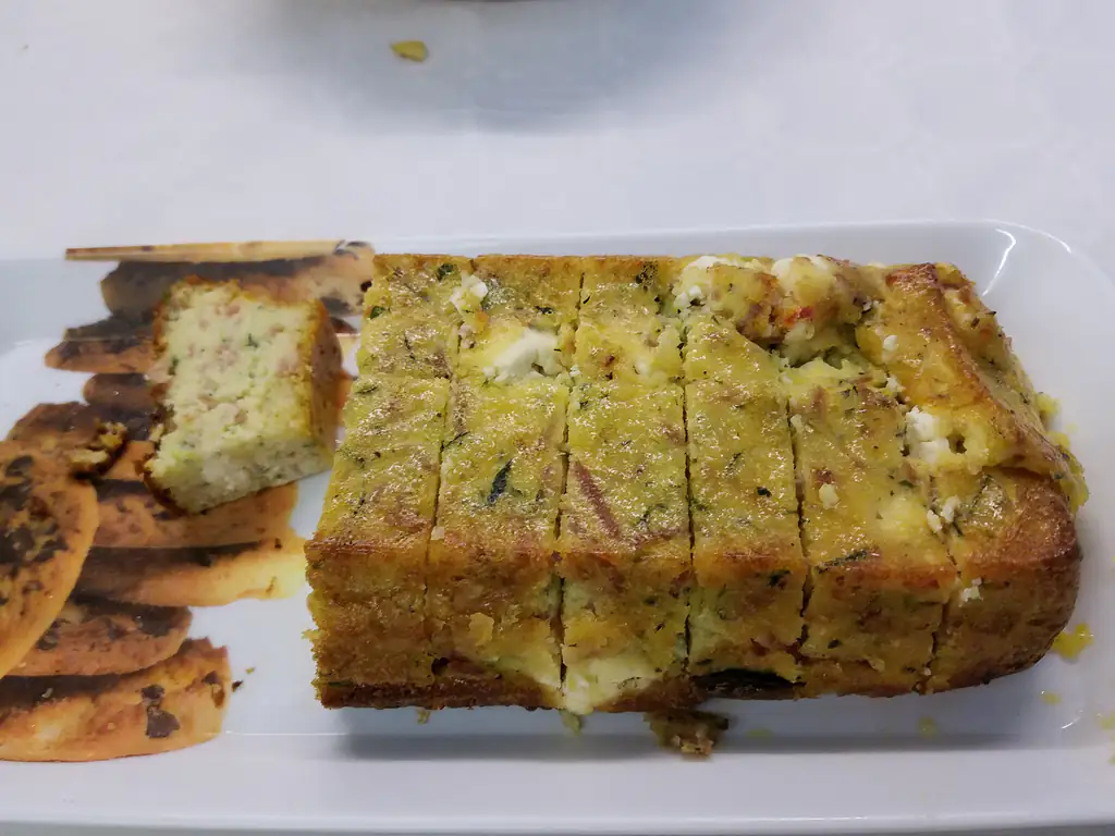 cake jambon fumé, courgette et feta