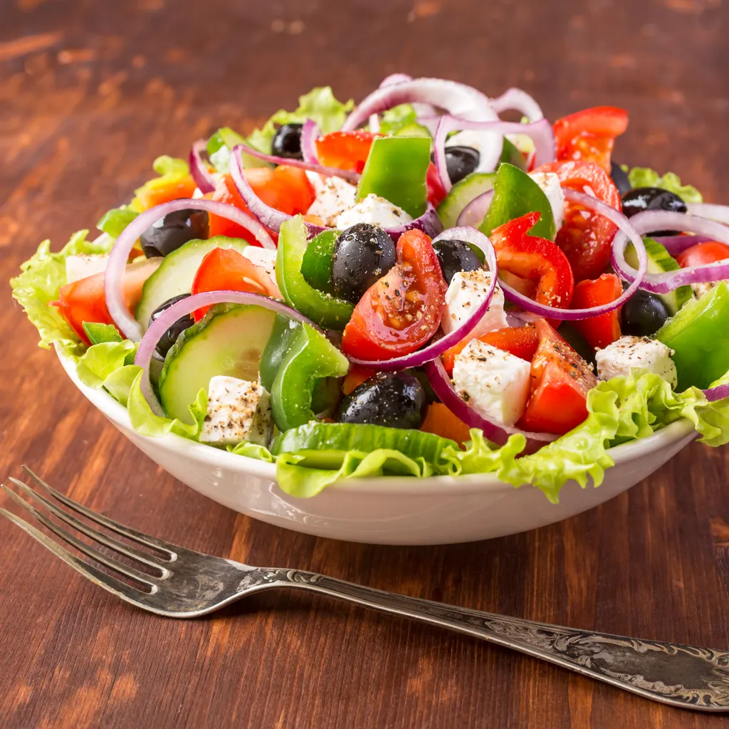 Recette facile de salade grecque à l'avocat!