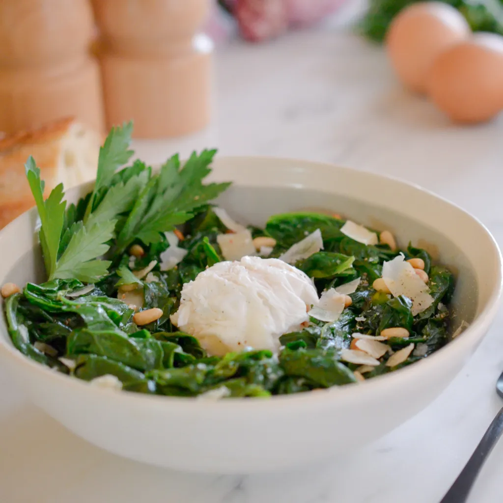 Des épinards délicieux aux oeufs mollets, parmesan et pignons ! : Recette  de Des épinards délicieux aux oeufs mollets, parmesan et pignons !