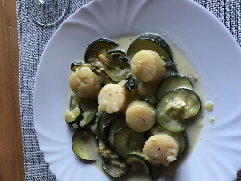 saint jacques au vin blanc sur julienne de légumes
