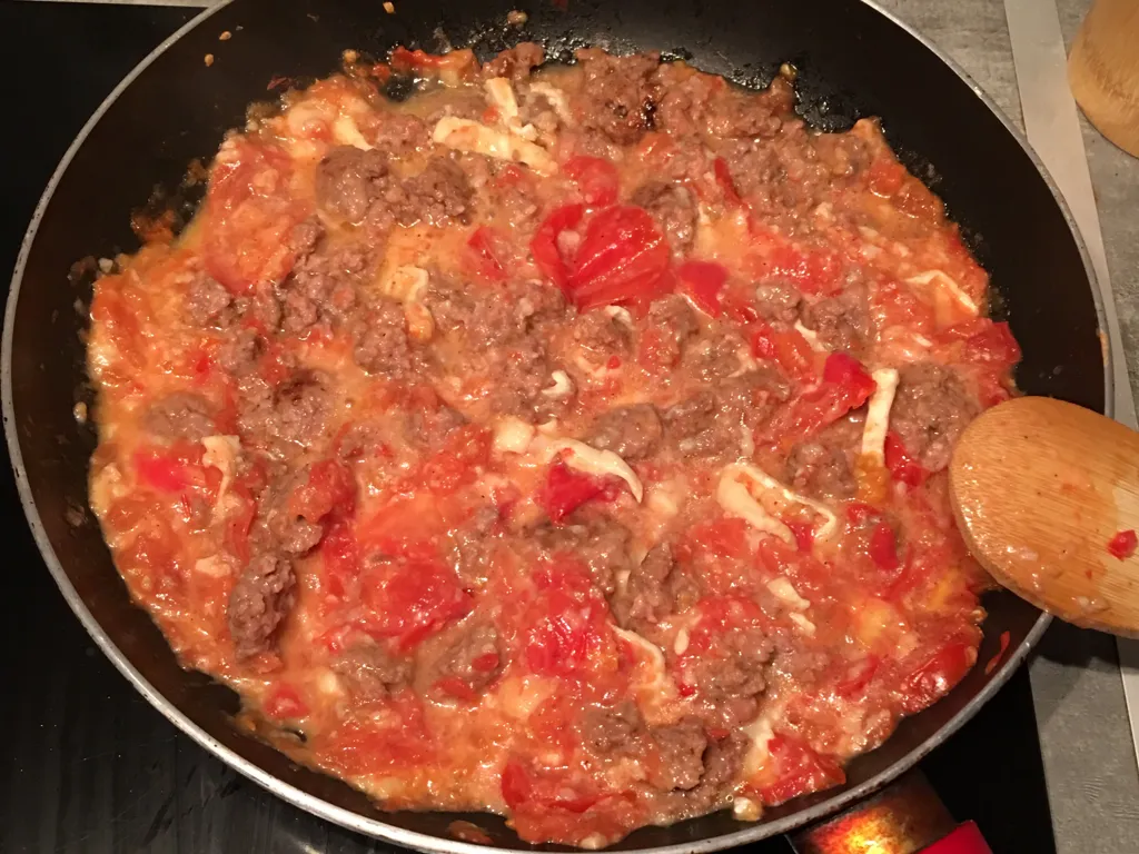 poêlée du bas de la lande : tomate, chèvre et steak haché