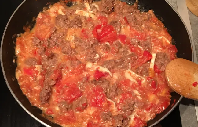 Poêlée du bas de la lande : tomate, chèvre et steak haché