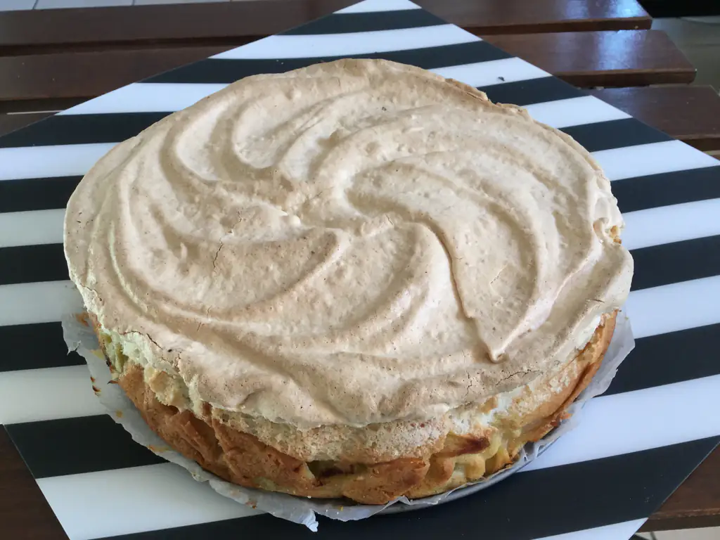 gâteau à la rhubarbe et meringue amandine
