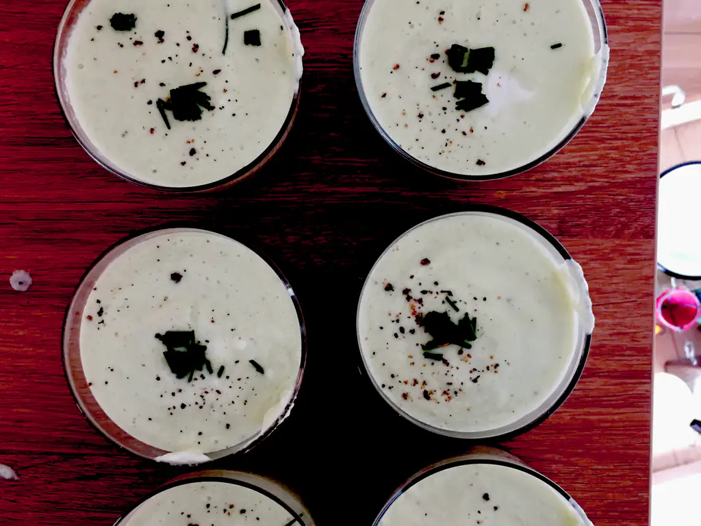 soupe glacée au concombre et au fromage de chèvre