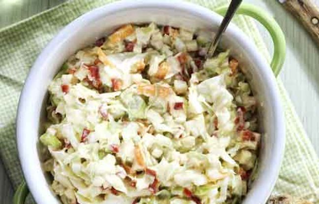 Milder Krautsalat mit Sellerie und Apfel