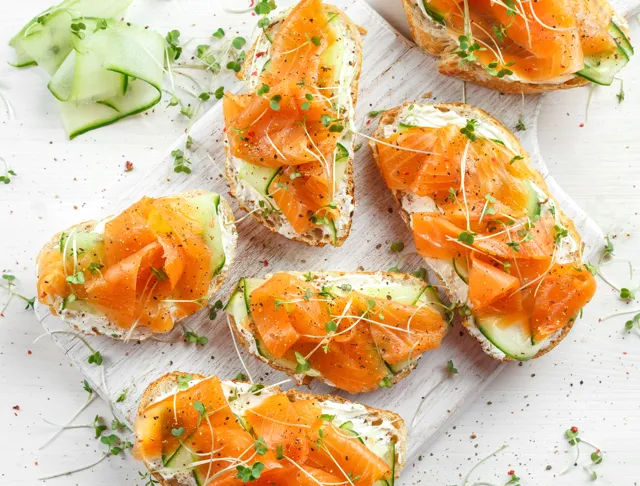 Toasts au miel et saumon : recette de Toasts au miel et saumon