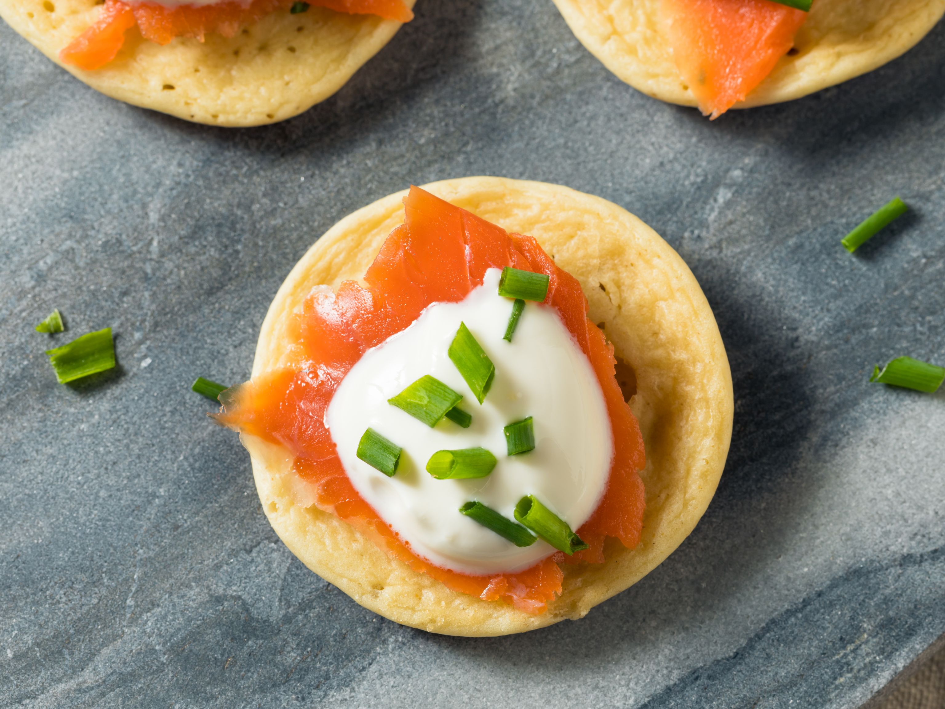 Blinis Au Saumon Fumé Et Vinaigrette Au Miel : Recette De Blinis Au ...