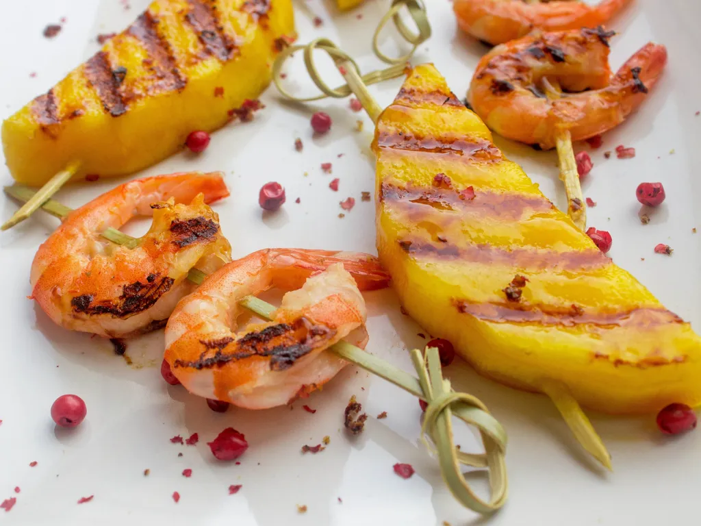 brochettes aux crevettes et mangue au miel