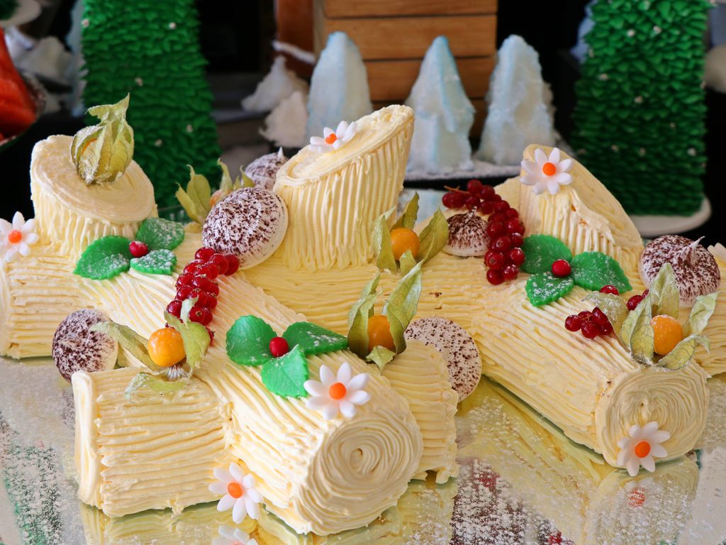 Bûche blanche aux fruits : Recette de Bûche blanche aux fruits - Marmiton