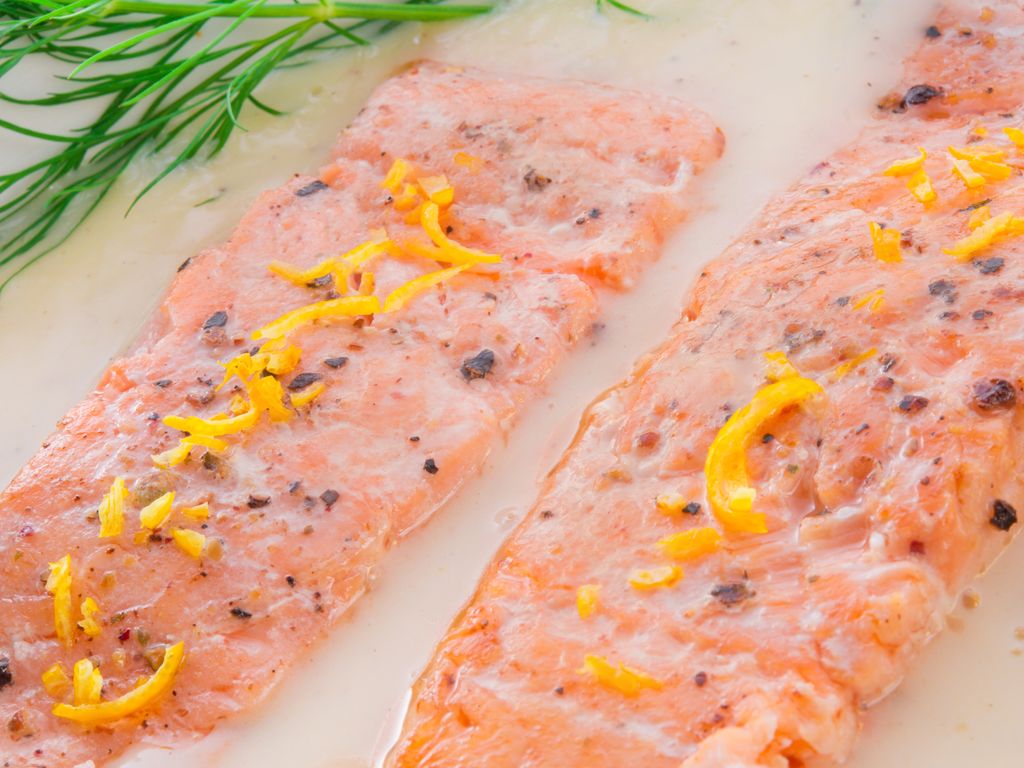 Saumon poché et sa sauce à l'aneth : Recette de Saumon poché et sa