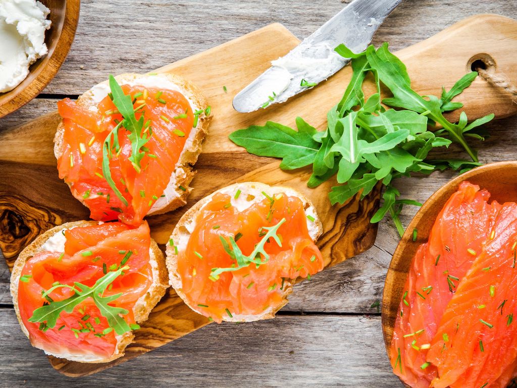 Toasts saumon, fromage frais, roquette : Recette de Toasts saumon