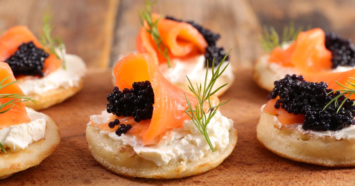 Toast blini saumon fumé oeufs de lump noirs : recette de Toast blini