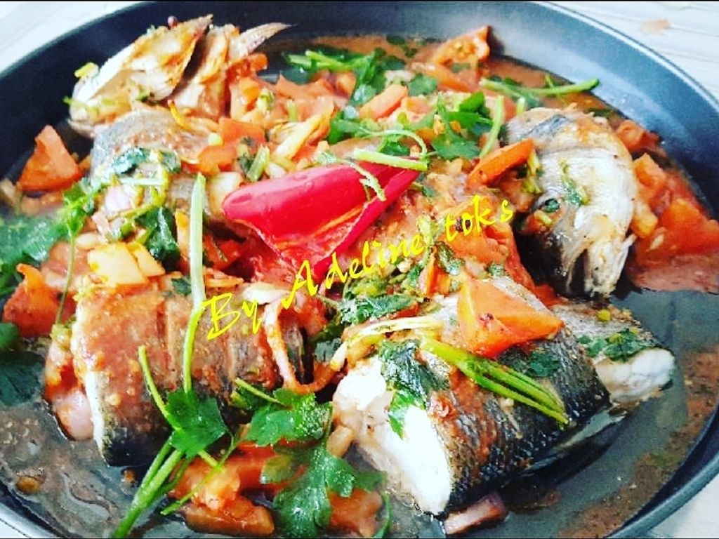 Bar rôti à la tomate