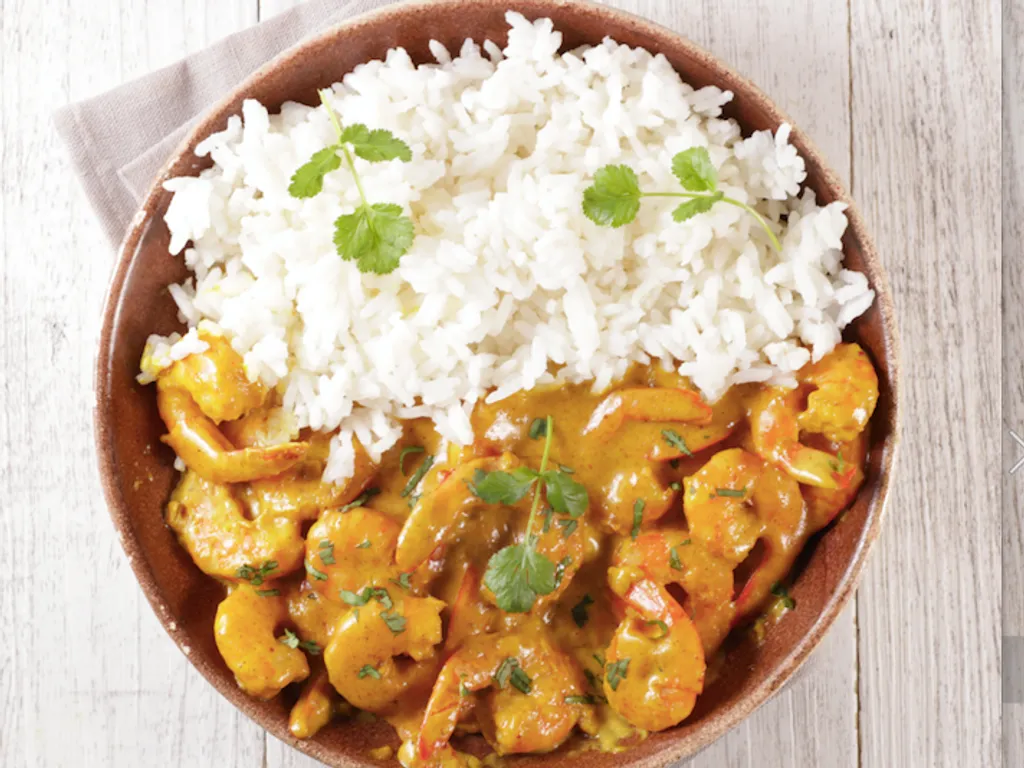 crevettes sautées au curry et kiwi