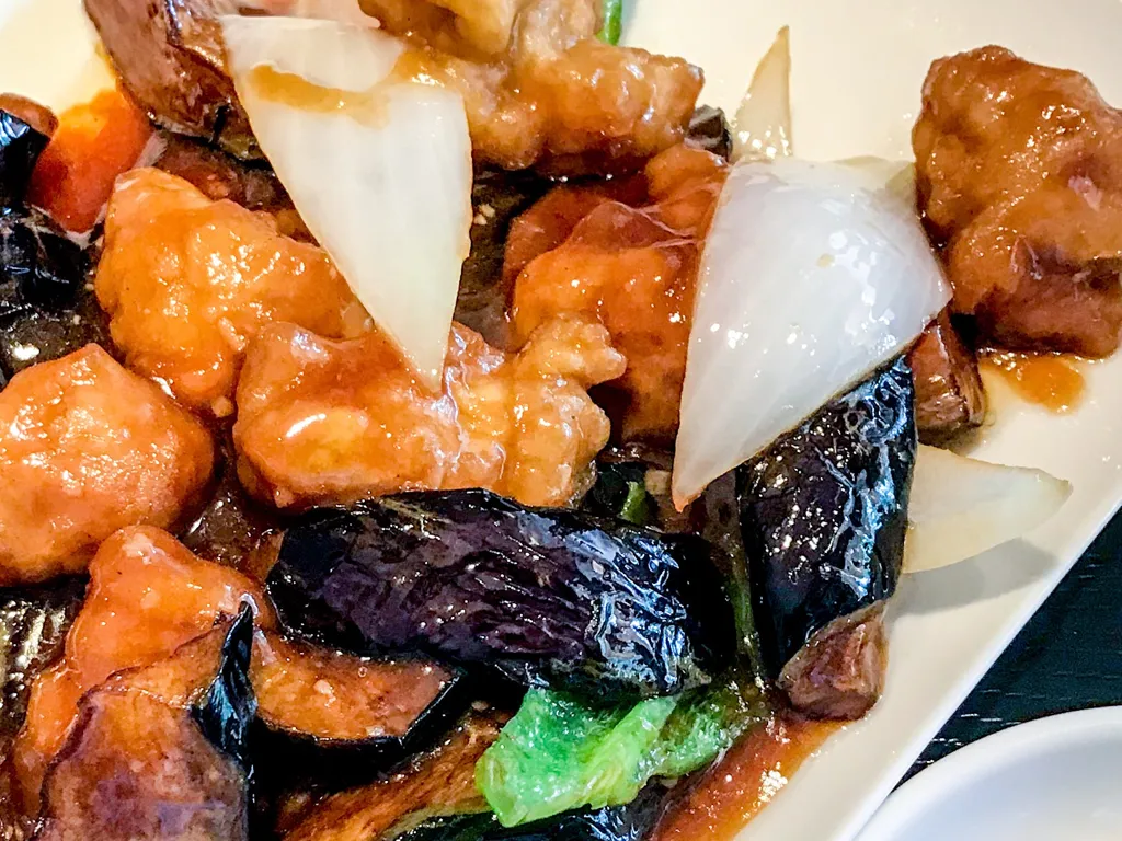 beignets d’oignons et d’aubergines, sauce pimentée