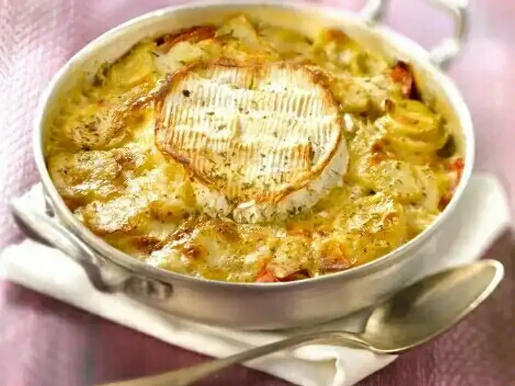 gratin de pommes de terre, tomates et oignons