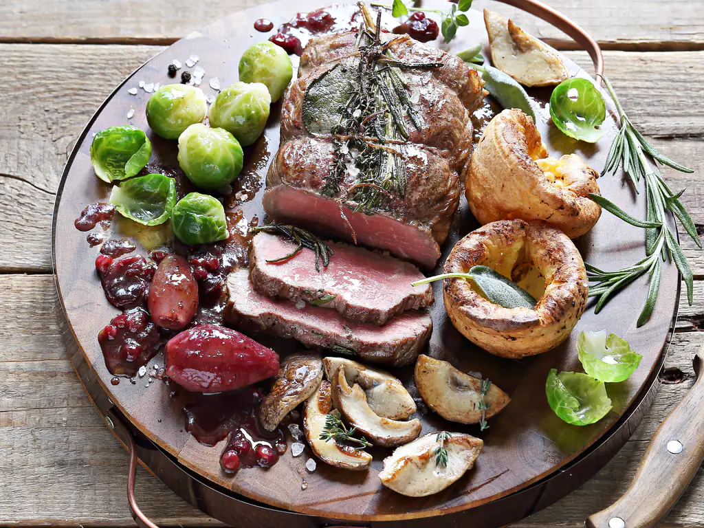rôti de boeuf au four, sauce aux champignons et pesto rouge