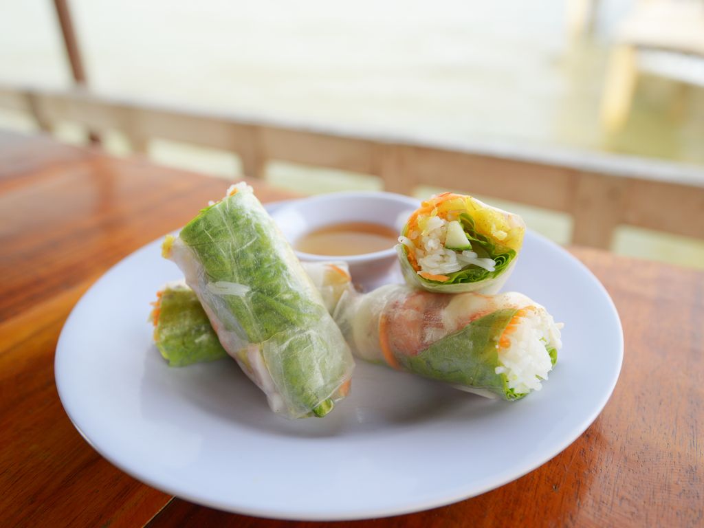 Rouleaux de printemps par Mr. Min 🥢 Ingrédients : - 4 feuilles de salade  verte 🥬 - 1 paquet de pousses de soja - 1 carotte 🥕 - 8 feuilles de riz -  2, By Mr. Min - Le Maître du Goût