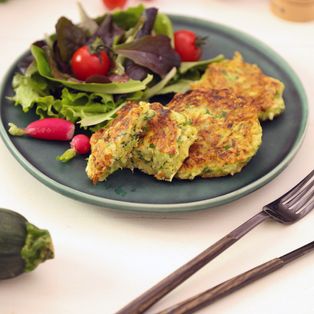 Galettes de courgettes râpées : Recette de Galettes de courgettes