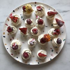 Mini pavlovas aux fruits rouges, chantilly à la menthe, et citron par Les Gros Gâteaux
