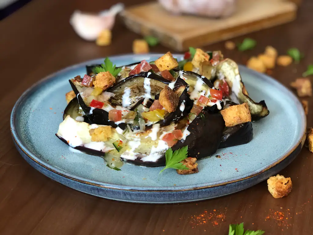 aubergines rôties, yaourt, sauce vierge & croûtons