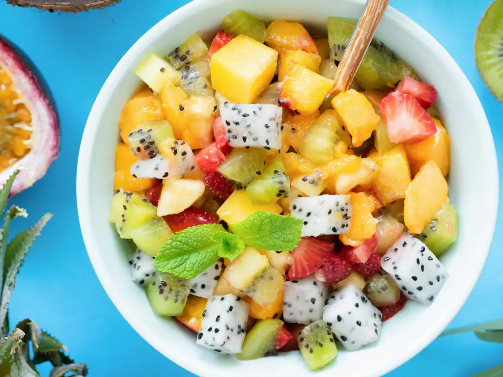 salade de fruits exotiques : fruit du dragon, mangue, ananas...
