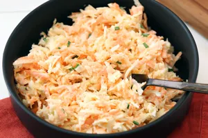 Salade céleri/carottes sauce légère façon coleslaw.