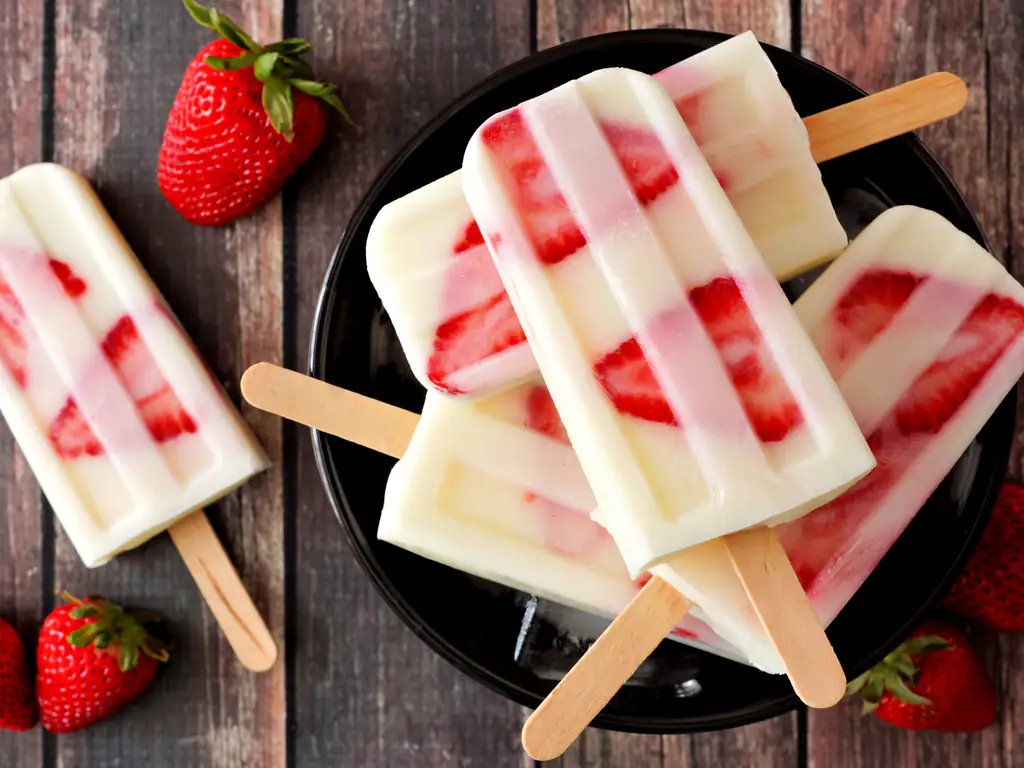 glaces au yaourt, vanille et fraises fraîches