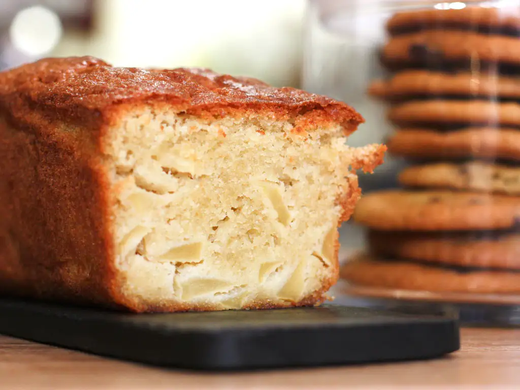 quatre-quarts aux pommes et à la fleur d'oranger d'emma duvéré