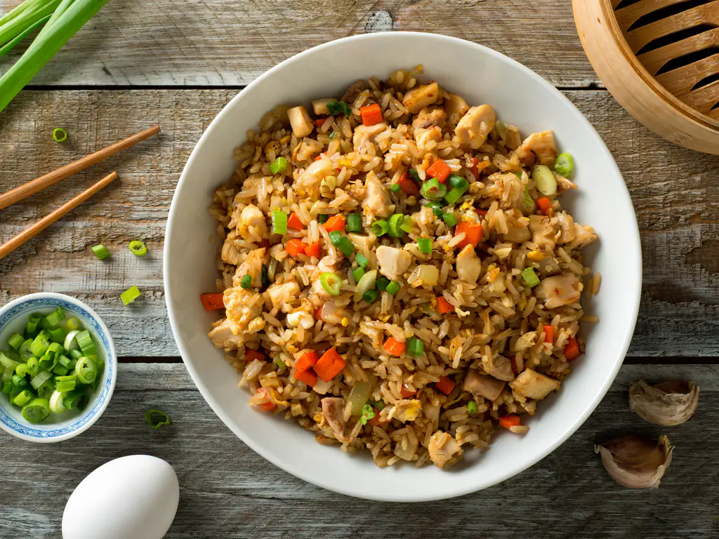 riz sauté aux légumes et au tofu