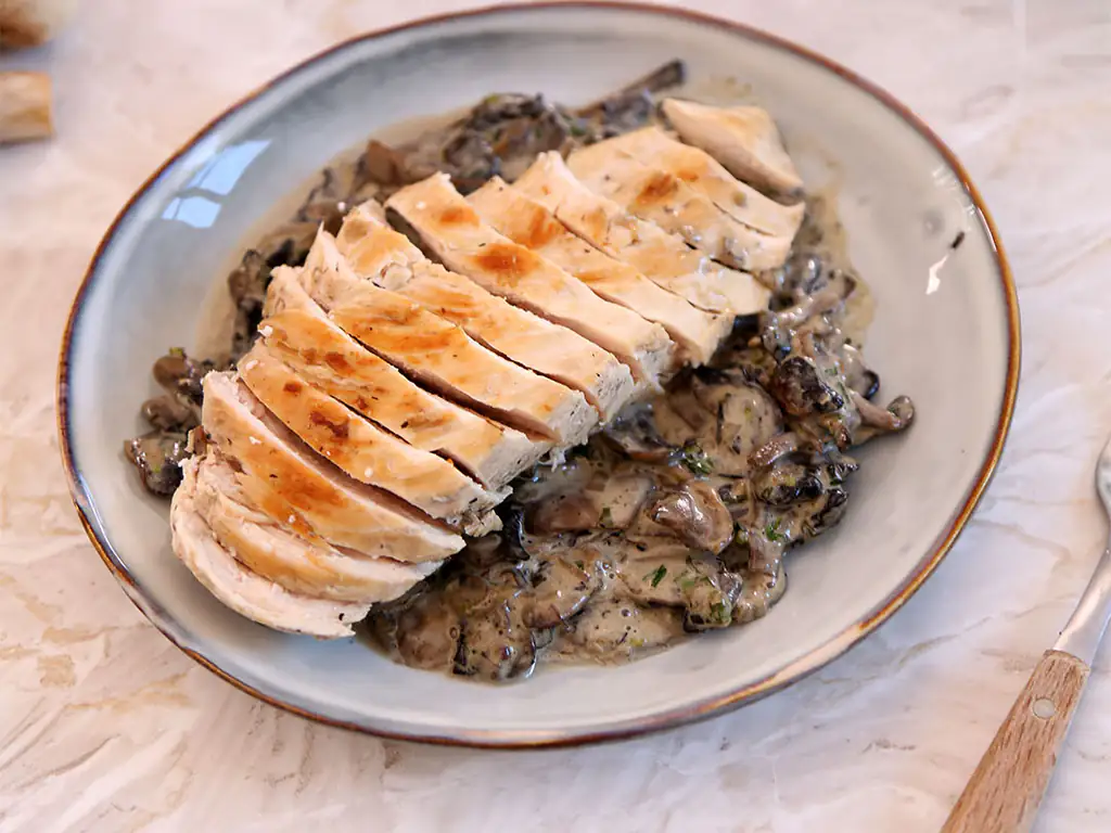 poulet à la moutarde, à l'estragon et aux champignons