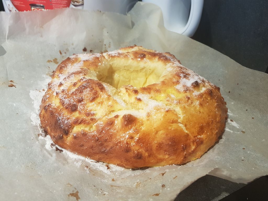 Une image de fouace aveyronnaise, une sorte de pain avec une croûte dorée croustillante