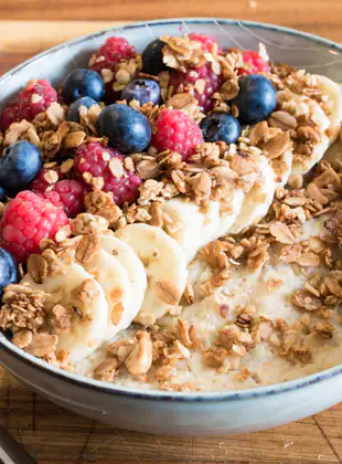Porridge ultra rapide aux fruits et granola