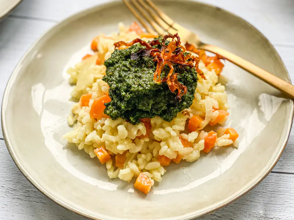 risotto zéro déchet aux carottes et pesto de fanes
