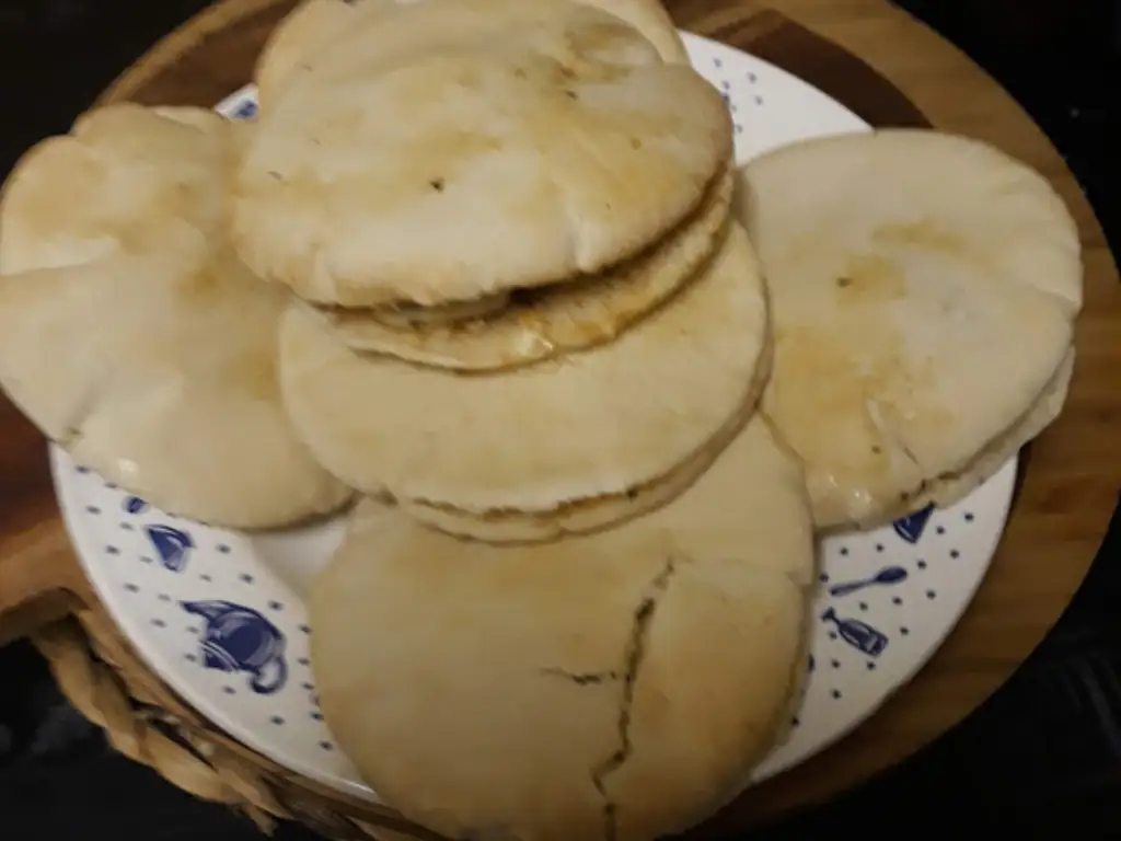 poulet mariné en sandwich frais au pain pita
