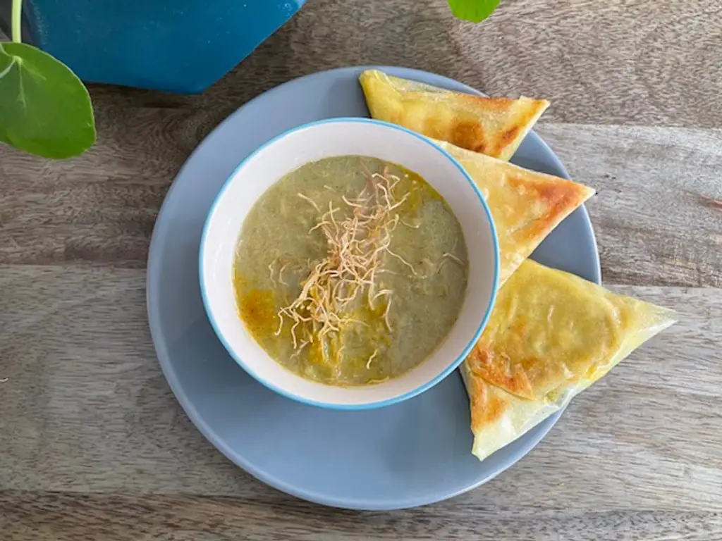 samoussas aux poireaux et curry et sa sauce aux verts de poireaux