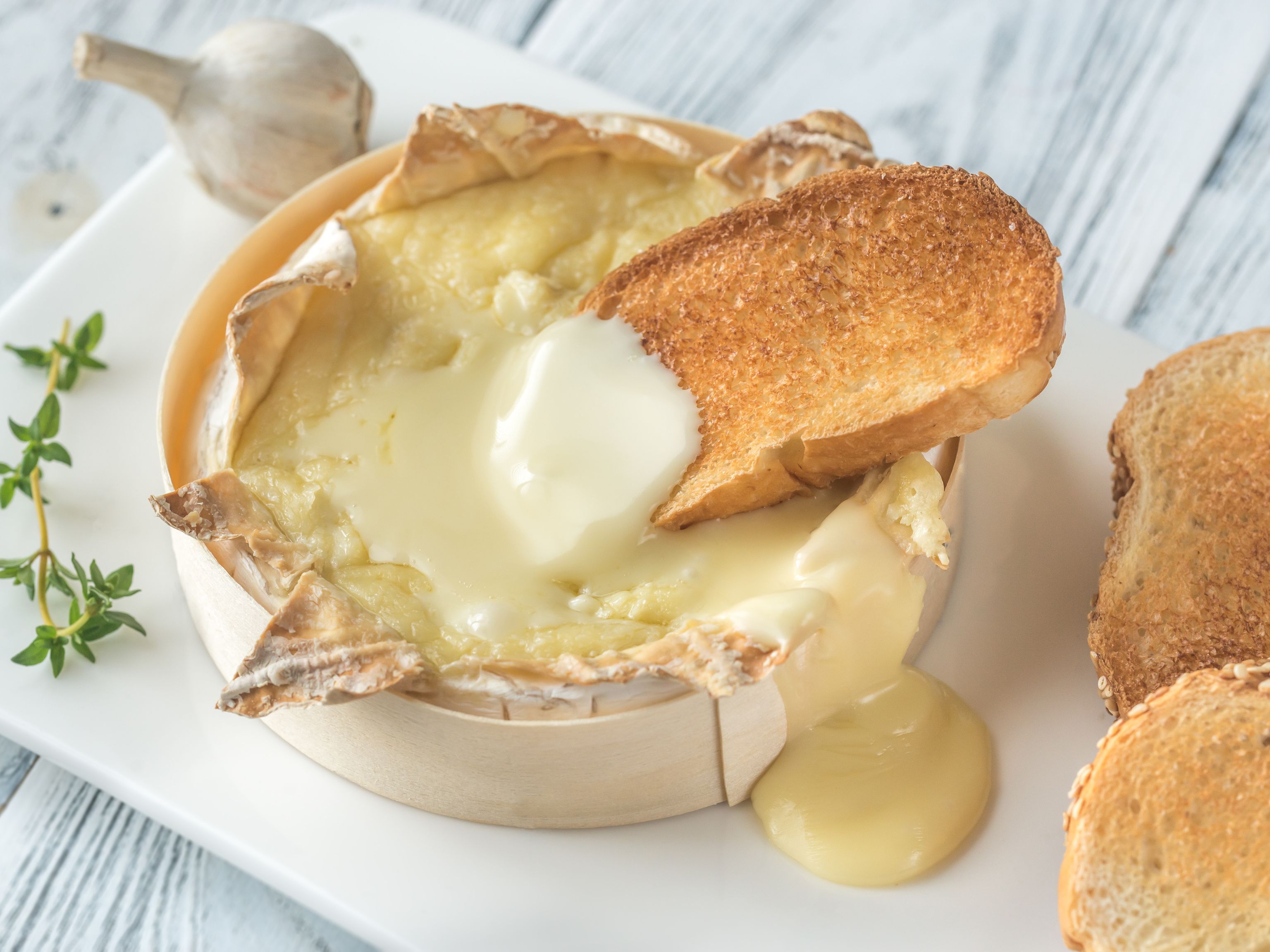 Камамбер в духовке с чесноком и багетом рецепт фото пошагово сыр