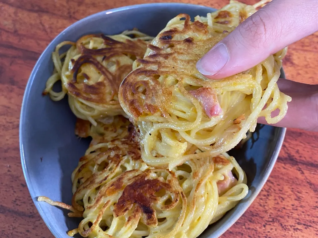 nids de spaghetti avec un reste de pâtes