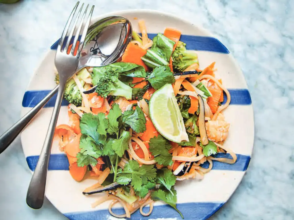 nouilles sautées façon pad thaï aux épluchures de légumes et sauce tamarin par carrie solomon