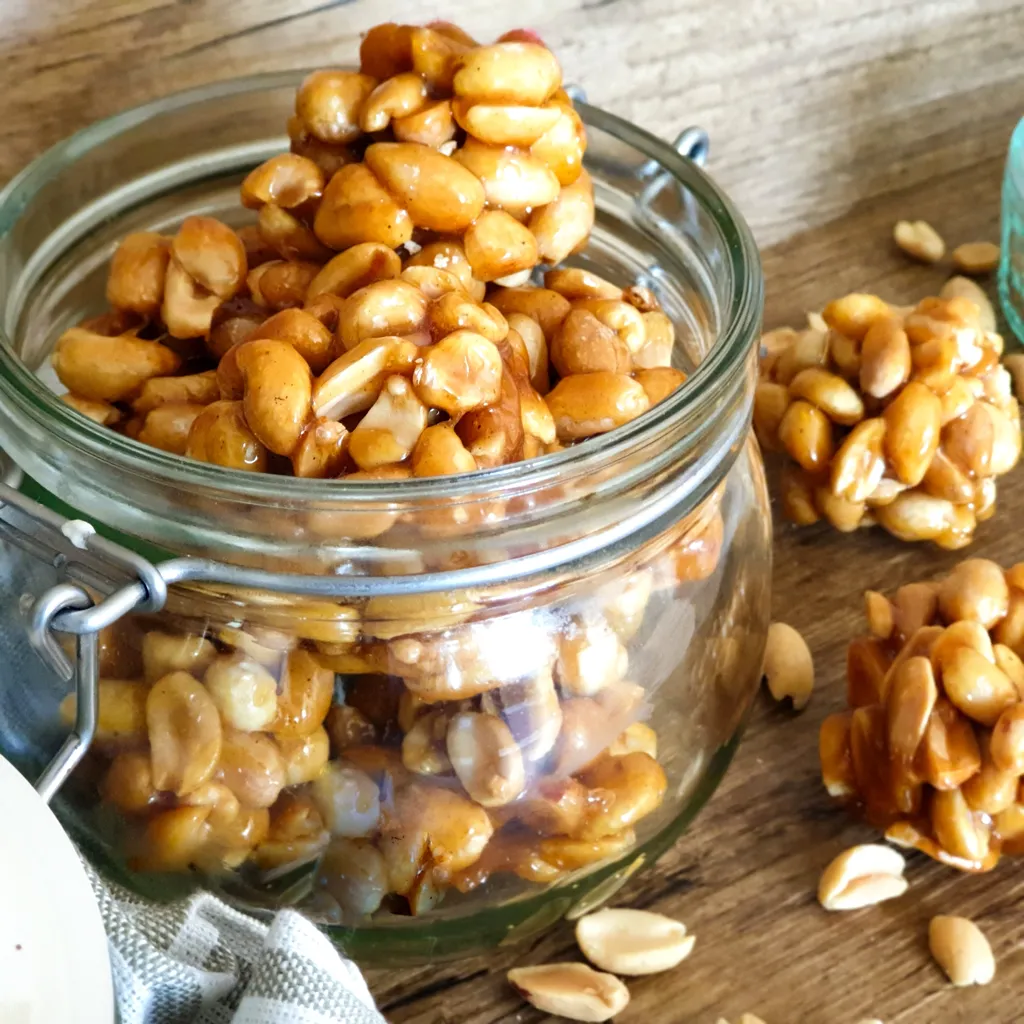 Cacahuètes ou amandes caramélisées par LizaSuza. Une recette de