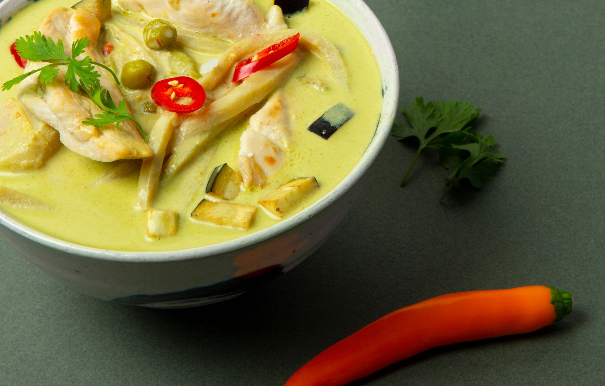 poulet au curry vert et au lait de coco : Recette de poulet au curry
