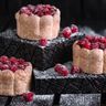 Gâteau mousse de mascarpone, framboises et biscuits roses de Reims