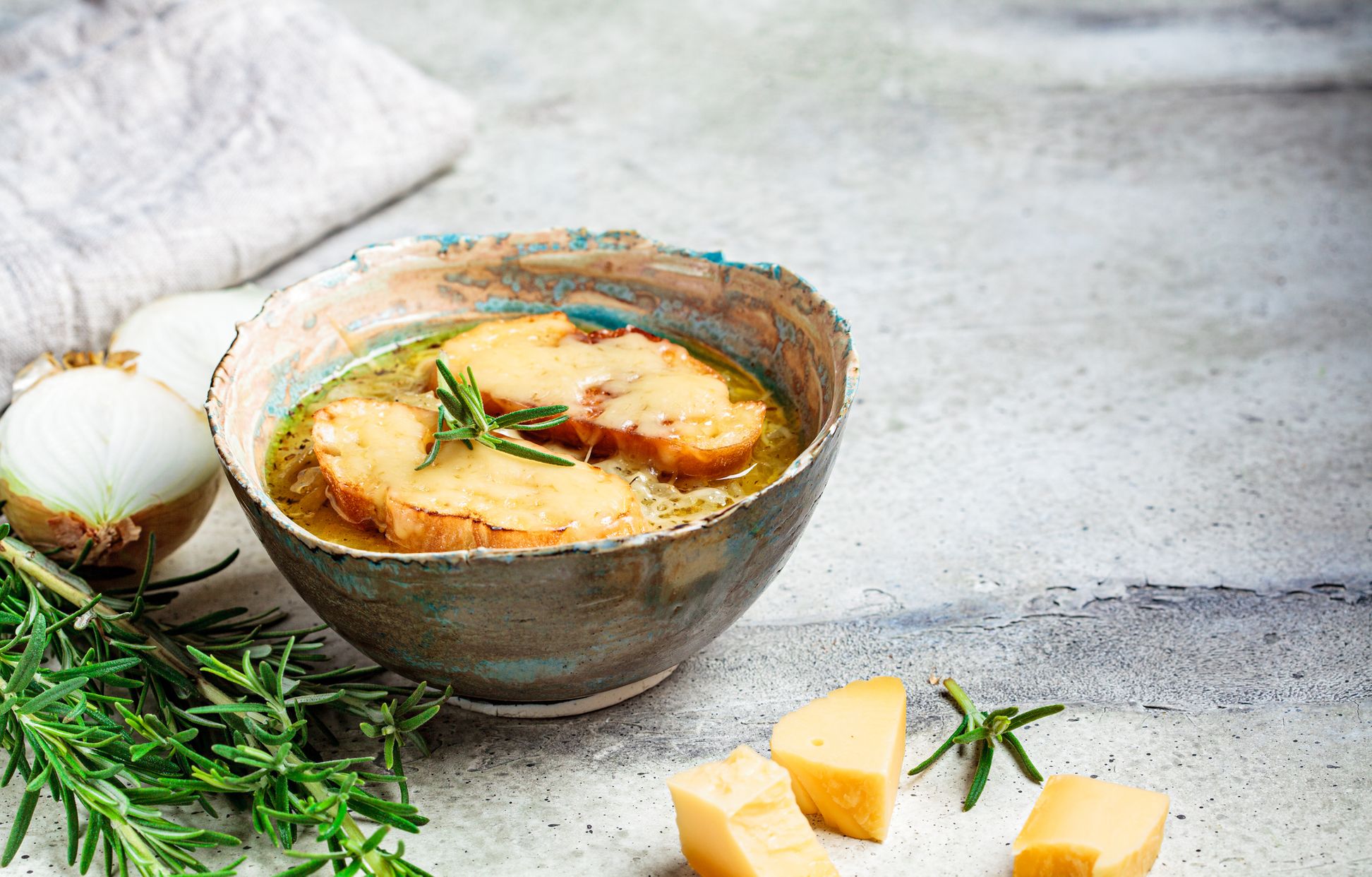 Soupe à l'oignon : Recette de Soupe à l'oignon - Marmiton