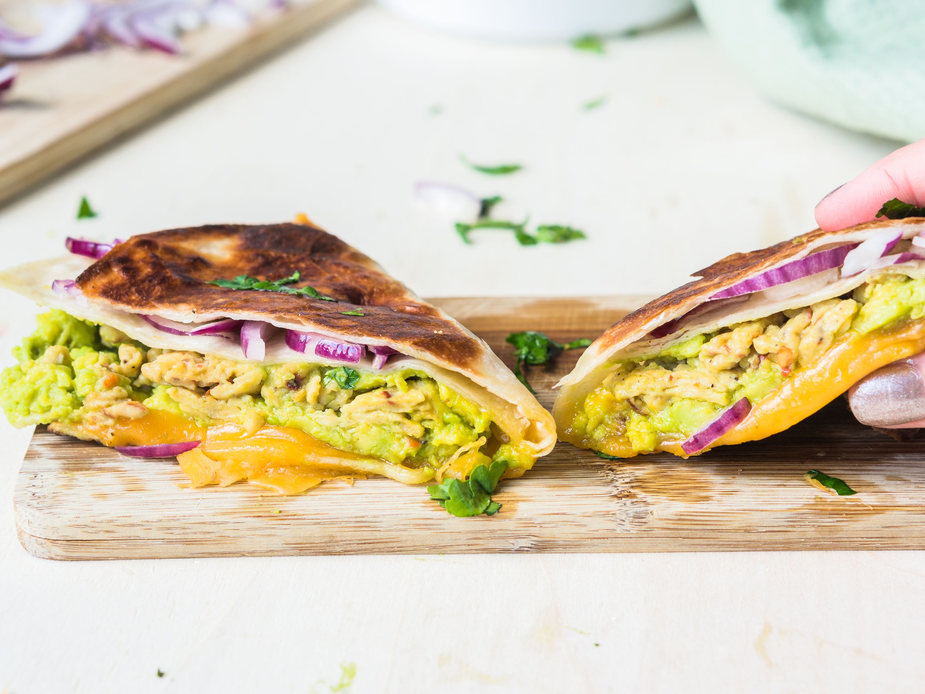 Wrap de Tortilla Avocat, Cheddar, Oeufs Brouillés : Recette de Wrap de ...