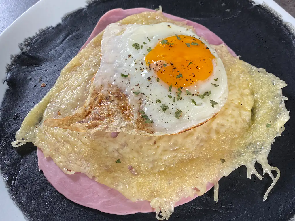 crêpe noire oeuf, jambon, fromage