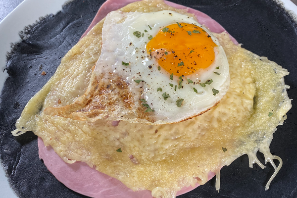 Crêpe noire oeuf, jambon, fromage : Recette de Crêpe noire oeuf, jambon